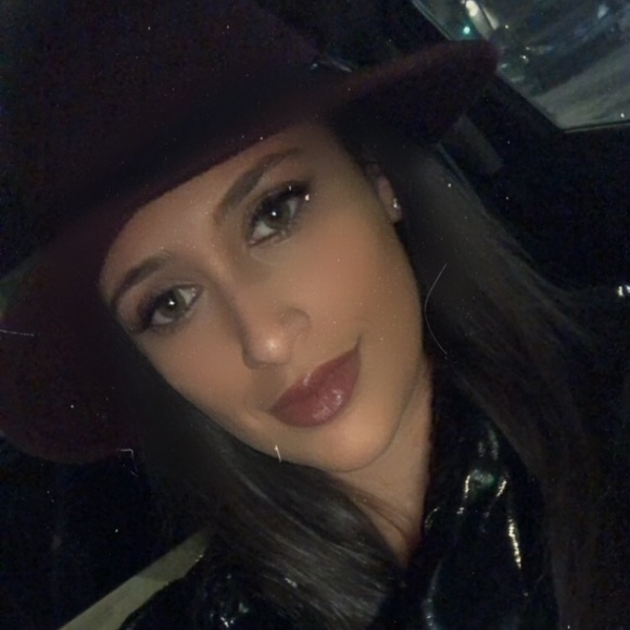 Meet your Posher, Katina - Picture 1 of 1